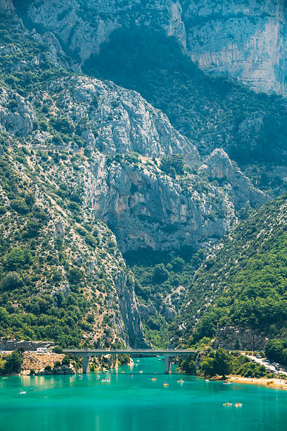 мост через озеро сент-croix во франции. вердонский каньон - france verdon river scenics bridge стоковые фото и изображения