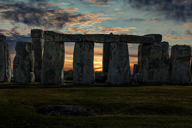 stonehenge solstizio d'inverno - stonehenge ancient civilization religion archaeology foto e immagini stock