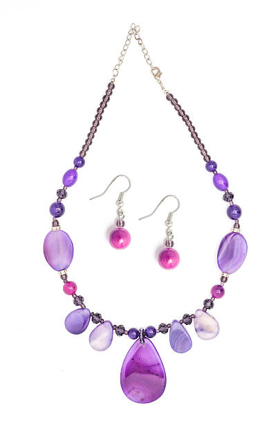 conjunto de colares e brincos de pedras naturais isolado - amethyst necklace gem purple - fotografias e filmes do acervo