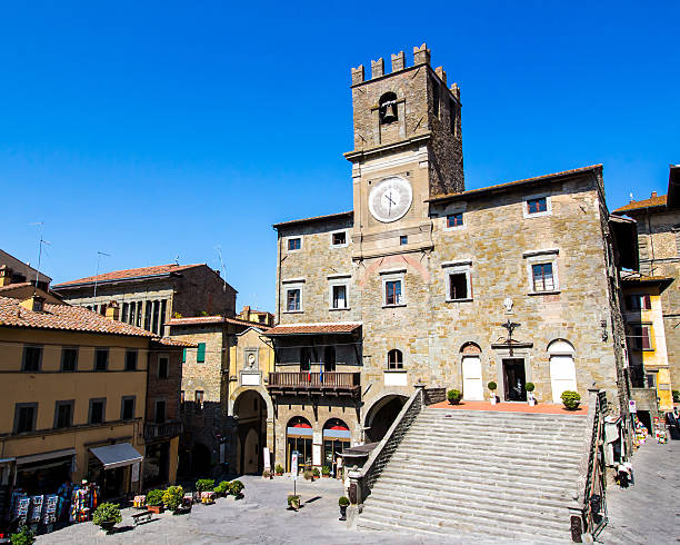 il municipio in cortona, toscana, italia - arezzo foto e immagini stock