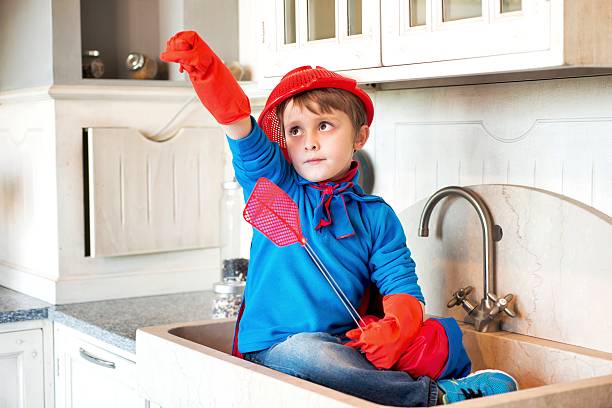 キッチンのリトルスーパーヒーロー - superhero child creativity little boys ストックフォトと画像
