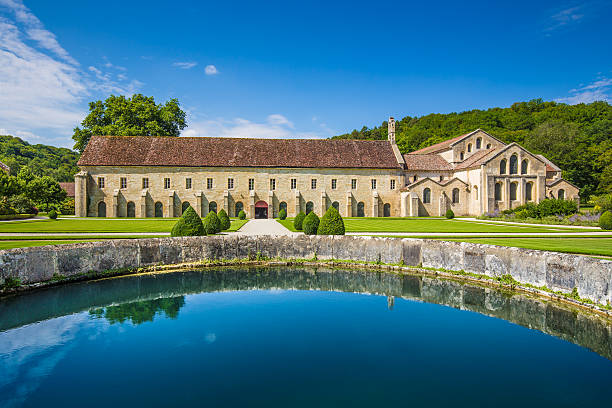 シトー修道会様式の abbey フォントネー（フランス・ブルゴーニュ） - ornamental garden cathedral church formal garden ストックフォトと画像