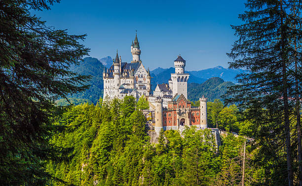 o famoso castelo de neuschwanstein com bela paisagem de montanha, próximo - king ludwig - fotografias e filmes do acervo