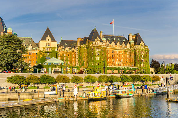 victoria au bord de l'eau au coucher du soleil - empress hotel photos et images de collection