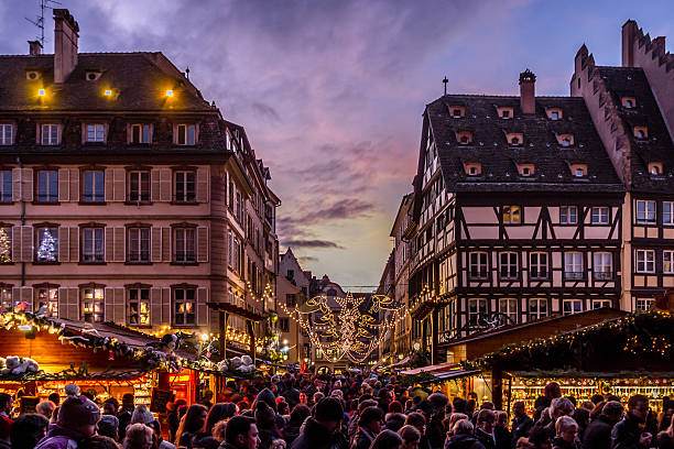 multitudes en estrasburgo mercado navideño - estrasburgo fotografías e imágenes de stock