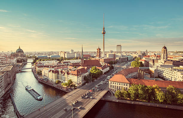 berlinie panoramę z rzeka sprewa w lato, niemcy - berlin germany zdjęcia i obrazy z banku zdjęć