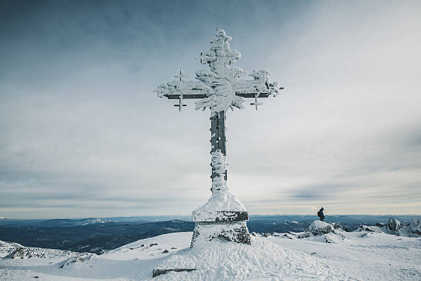 Winter in Sheregesh. Monument in the form of a cross in the ski resort Sheregesh in Siberia. Sheregesh stock pictures, royalty-free photos & images