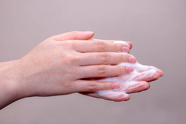 女性の手の洗浄、石鹸の泡に、素敵な背景 - soap sud bubble isolated washing ストックフォトと画像