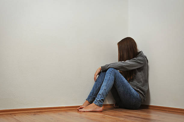 ragazza piange in angolo - violence women child abuse teenager foto e immagini stock