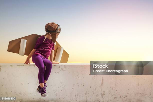 Ragazza Gioca Astronauta - Fotografie stock e altre immagini di Bambino - Bambino, Astronauta, Innovazione