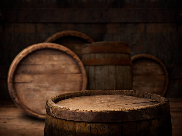 fondo de cilindro - whisky barrel distillery hard liquor fotografías e imágenes de stock