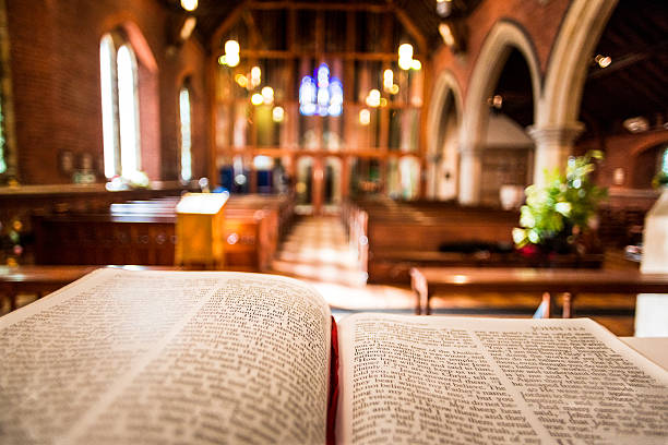 offene bibel auf dem altar in der anglikanischen kirche - nave stock-fotos und bilder