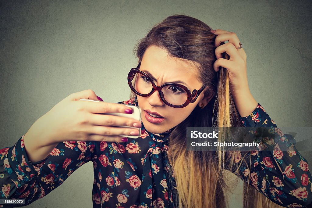 Triste en colère jeune femme surpris qu'elle est la perte de cheveux - Photo de Cheveux gris libre de droits