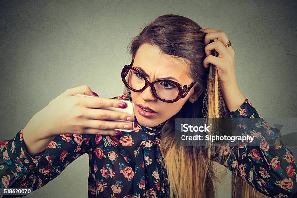 Photo libre de droit de Triste En Colère Jeune Femme Surpris Quelle Est La Perte De Cheveux banque d'images et plus d'images libres de droit de Cheveux gris