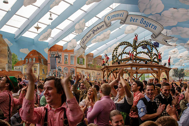 kuvapankkikuvat ja rojaltivapaat kuvat aiheesta hakkeri marquee oktoberfestissä münchenissä, saksassa, 2015 - oktoberfest