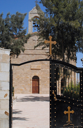 Madaba, Jordan: gate of the Greek Orthodox Church of Saint George / Agios Giorgios - photo by M.Torres
