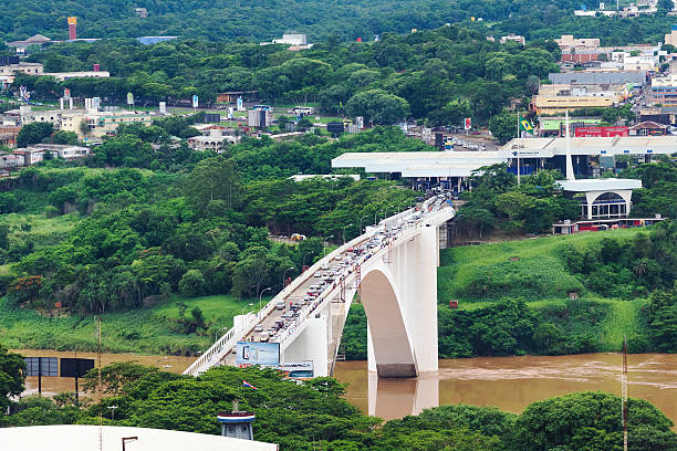 аэрофотоснимок дружбы мост смежные бразилия, парагвай - iguazú стоковые фото и изображения