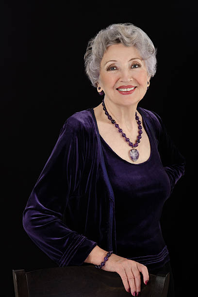 espetacular mais mulher posando com joias de ametista - amethyst necklace gem purple - fotografias e filmes do acervo