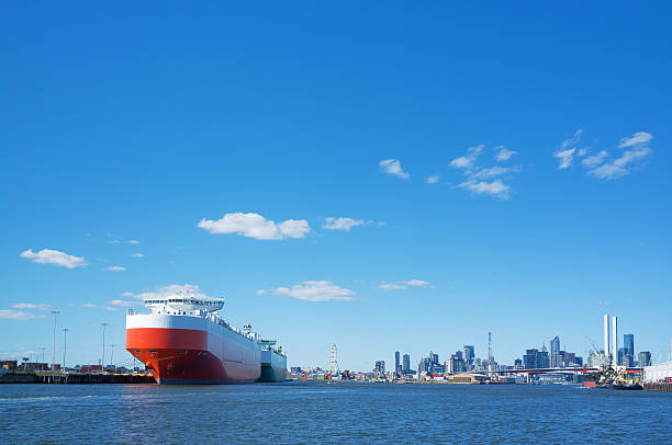 große frachtschiff am fluss yarra mit hauptgeschäftsviertel von melbourne - transoceanic stock-fotos und bilder