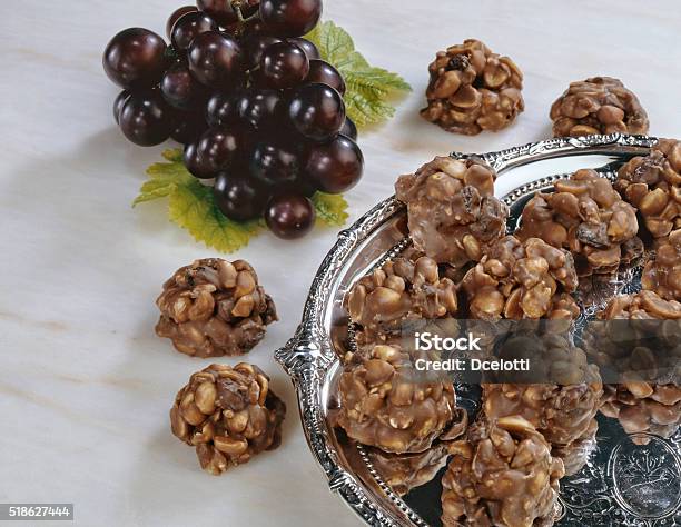 Photo libre de droit de Arachide Et Aux Raisins Secs Groupes banque d'images et plus d'images libres de droit de En botte ou en grappe - En botte ou en grappe, Chocolat, Cacahouète - Nourriture