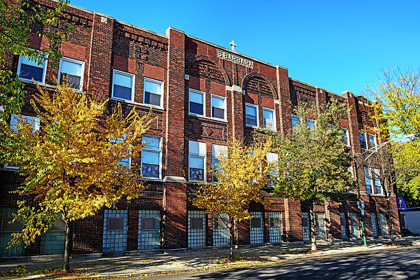 сент-барбара католическая школа в бриджпорт, чикаго - bridgeport chicago стоковые фото и изображения