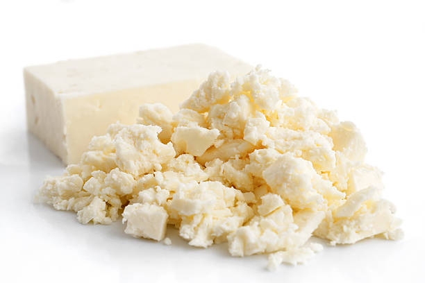 queijo queijo feta esfarelado branco isolado no branco. - queijo feta - fotografias e filmes do acervo