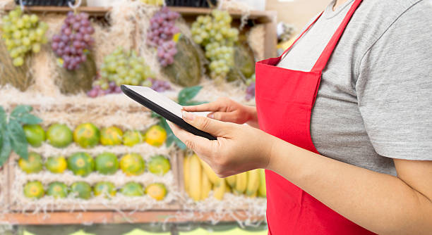 compras online os frutos com um tablet digital - supermarket sales clerk grocer apron imagens e fotografias de stock