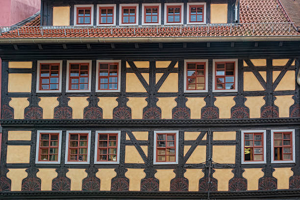 歴史あるハーフウッドハウス - tudor style house timber window ストックフォトと画像