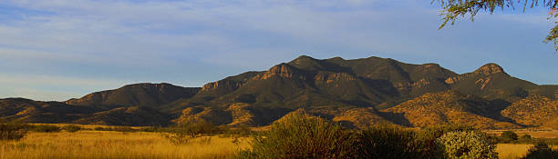 il deserto montagna panoramica - panoramic california mountain range southwest usa foto e immagini stock