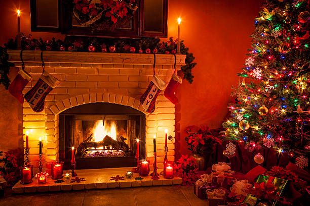 크리스마스 벽난로가 있는 거실 및 발표하고 따라 나무 (p - christmas tree christmas fireplace christmas lights 뉴스 사진 이미지