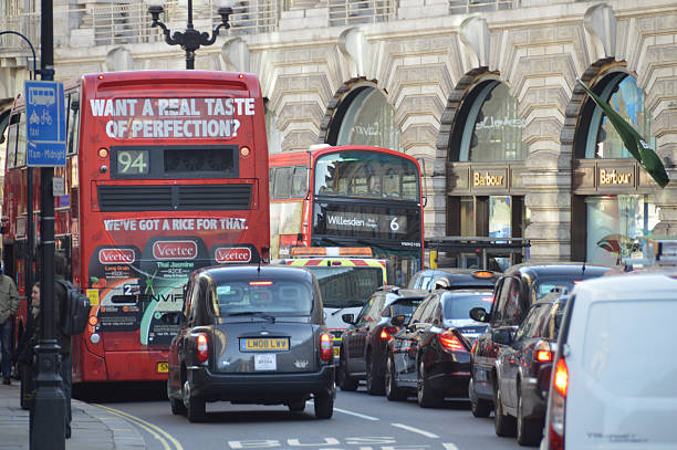 ロンドンの交通渋滞 - bus taxi london england double decker bus ストックフォトと画像