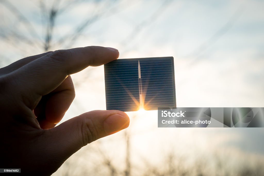 Energía ecológica, célula Solar fotovoltaico con la mano - Foto de stock de Panel Solar libre de derechos
