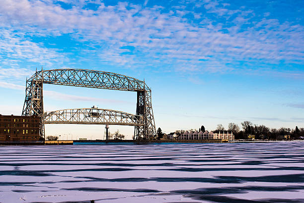 ダルース空から見た橋、氷リフト - vertical lift bridge ストックフォトと画像