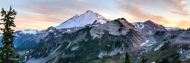 ベイカー山の夕日のパノラマ - north cascades national park ストックフォトと画像