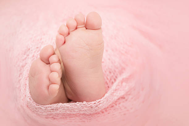 caucasiana bebé pés envolvidas em um pano de paz - foot wraps imagens e fotografias de stock