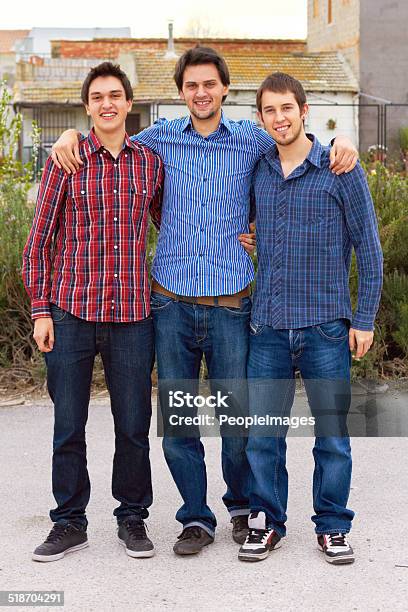 Liebe Zwischen Brothers Stockfoto und mehr Bilder von Männer - Männer, Arm umlegen, Ganzkörperansicht