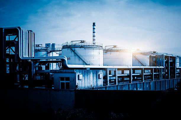 tanques de almacenamiento y tuberías - architecture chemical plant diesel fuel and power generation fotografías e imágenes de stock