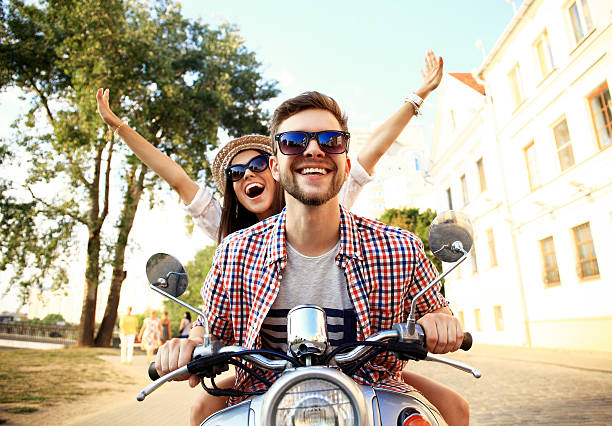 retrato de joven feliz pareja disfrutando de vespa viaje - ciclomotor vehículo de motor fotos fotografías e imágenes de stock