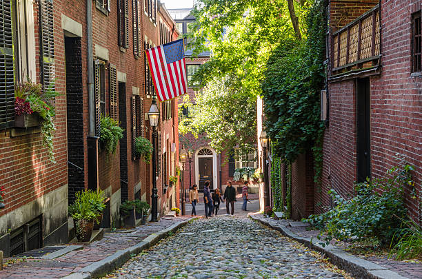 turisti esplorare il quartiere storico di beacon hill, boston - city symbol usa autumn foto e immagini stock