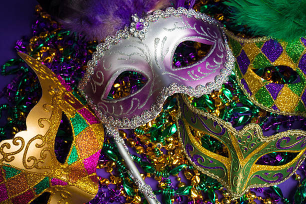 verschiedene mardi gras oder carnival maske auf lila hintergrund - mardi gras stock-fotos und bilder