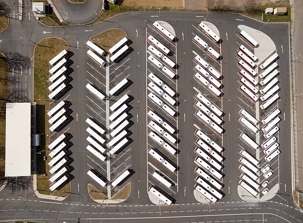 de stationnement pour les bus et les camions. - traffic car street parking photos et images de collection