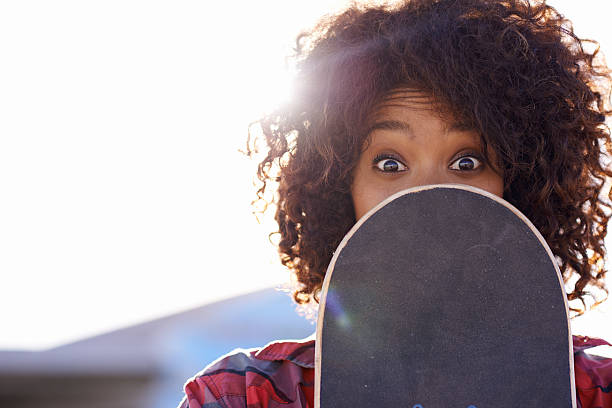 un peu dingue dans le skatepark - figure skating photos et images de collection