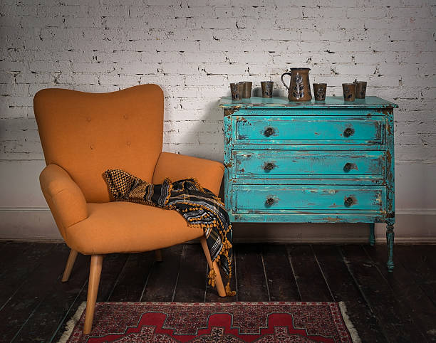 ビンテージオレンジのアームチェア、ブルーのキャビネットと凝った装飾のスカーフ - antique furniture old old fashioned ストックフォトと画像