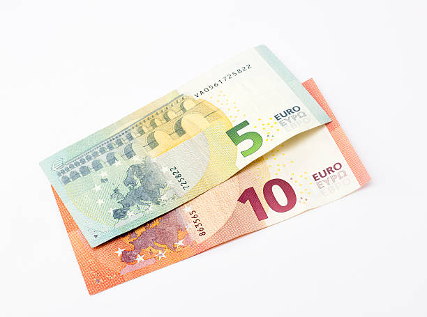 높은 각도 뷰 - 5 및 10 유로 banknotes - five euro banknote european union currency number 5 paper currency 뉴스 사진 이미지