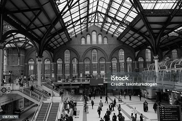 People Travelling Thru Liverpool Train Station At London England Uk Stock Photo - Download Image Now