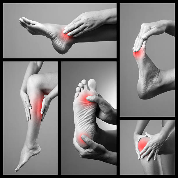 dolore in piedi su uno sfondo grigio - pain physical injury human leg human muscle foto e immagini stock