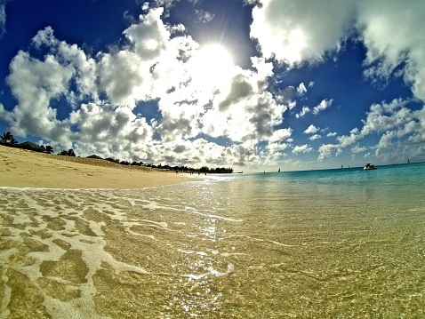 Olas en la playa de olvidarse bahameño photo