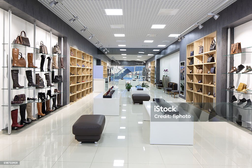 Innenseite des Schuhs store in modernen europäischen mall - Lizenzfrei Geschäft Stock-Foto