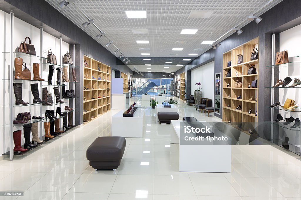 Intérieur de magasin de chaussures dans le centre commercial moderne européenne - Photo de Magasin libre de droits