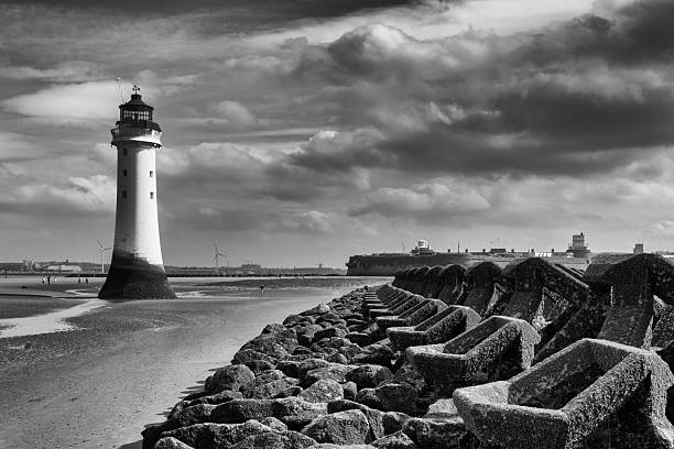 appollaiarsi roccia lighthouse-new brighton wirral merseyside nel regno unito - perch rock lighthouse foto e immagini stock
